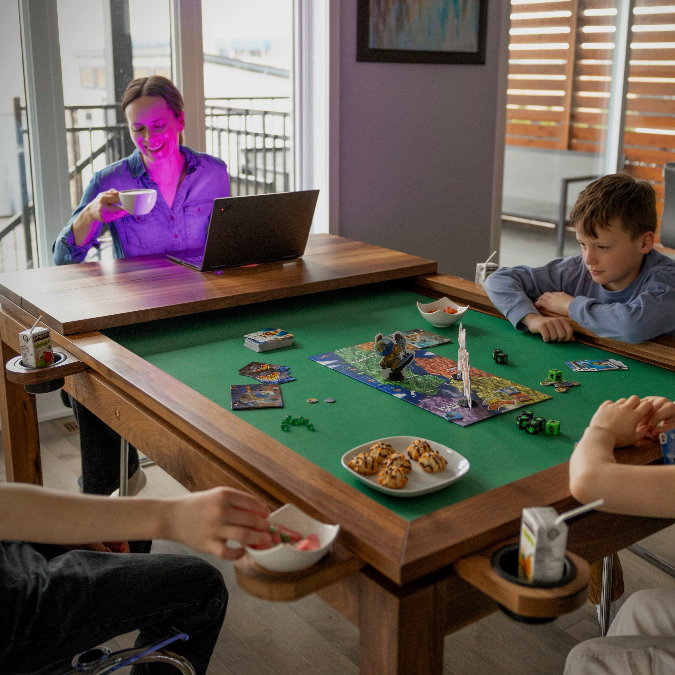 Table ALEA – table de jeu en noyer massif fabriquée à la main