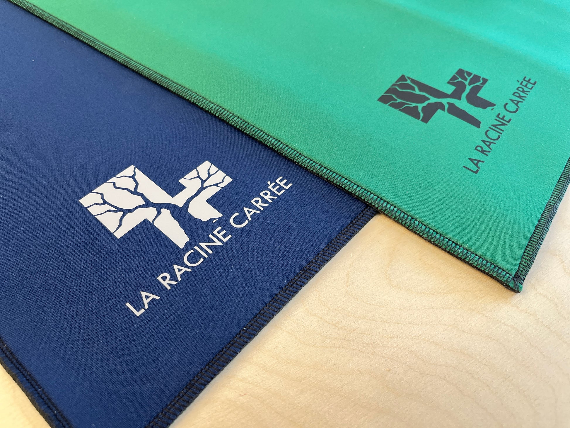 Tapis de jeu en néoprène haute qualité avec couture de bordure et logo La Racine Carrée